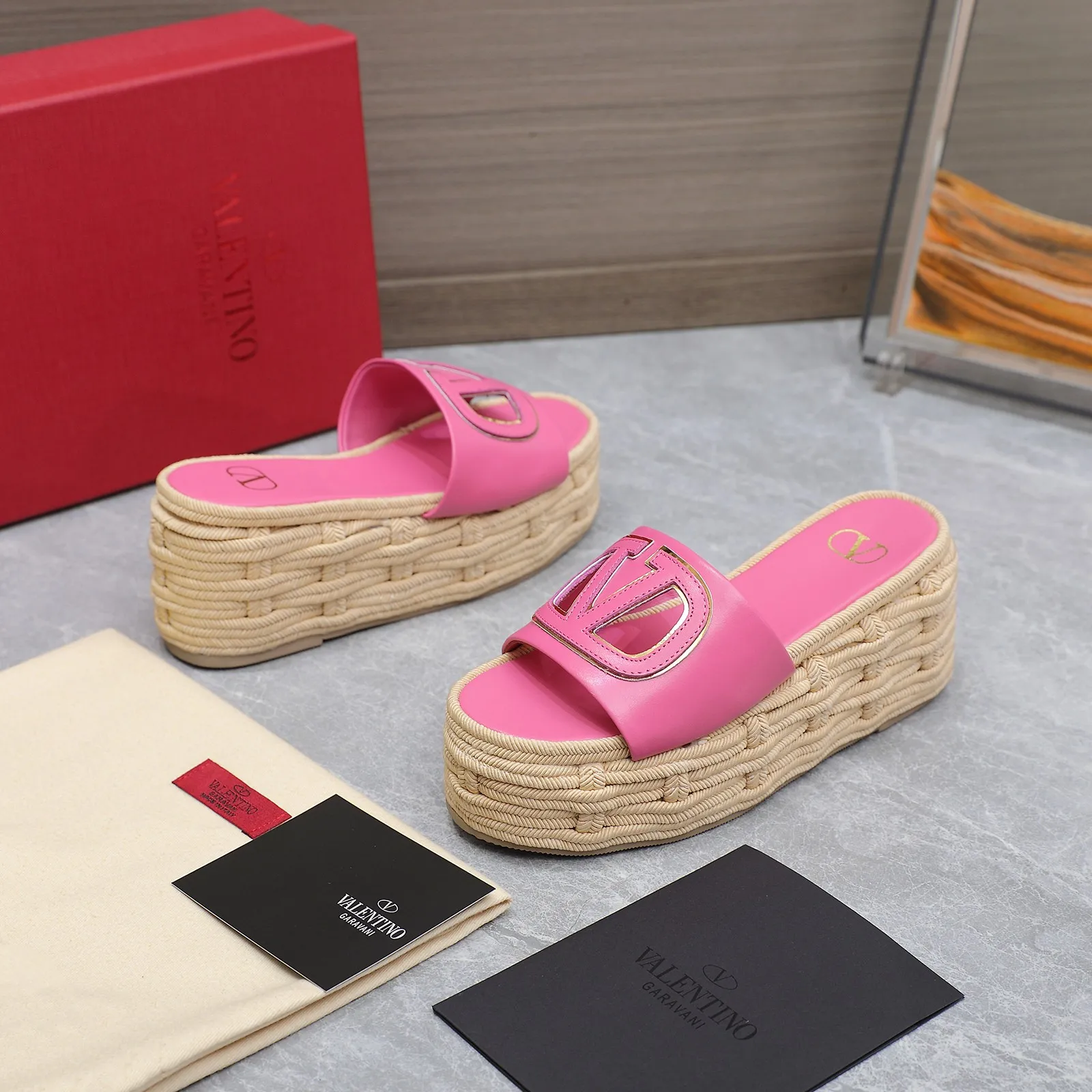 👟👟Ex-factory price 640👟👟The highest version💯💯💯 2024 early spring counter catwalk style updated simultaneously 💗Valentino💗Valentino Wedge hemp rope bottom slippers/follow-up sandals series ——————————Top version Super creative craft design highlights the brand’s unique style, luxury fashion and highly recognizable Exquisite round head, perfect side arc, extremely pure taste, ladylike temperament and full of femininity‼ ️ Upper: Made of imported cowhide. Lining: Made of mixed sheepskin. Italian imported cowhide outsole. Wedge heel back height: 8.5CM. Front height: 5.5CM. Code number: 35-41 (41 customized)